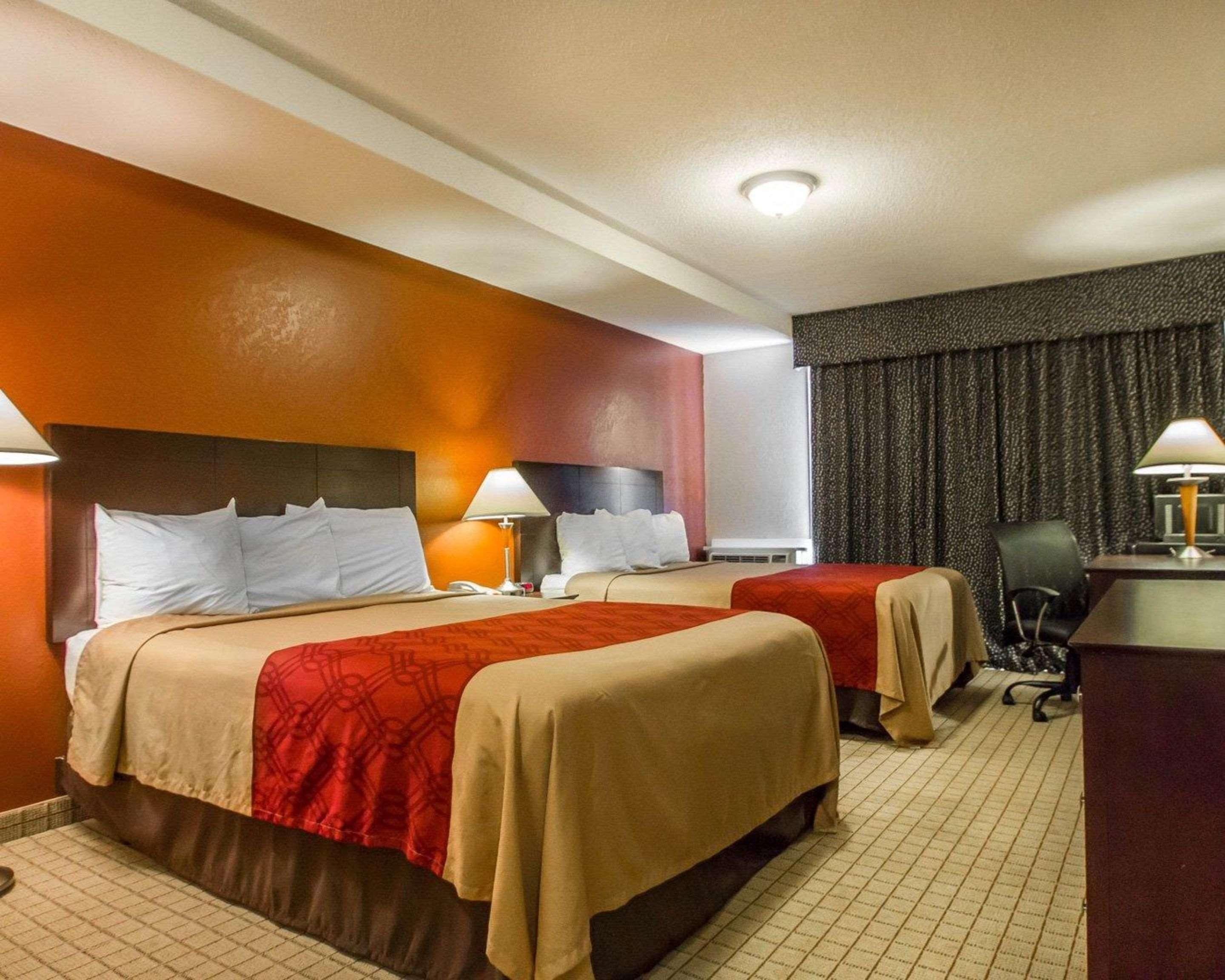 Econo Inn&suites Hotel