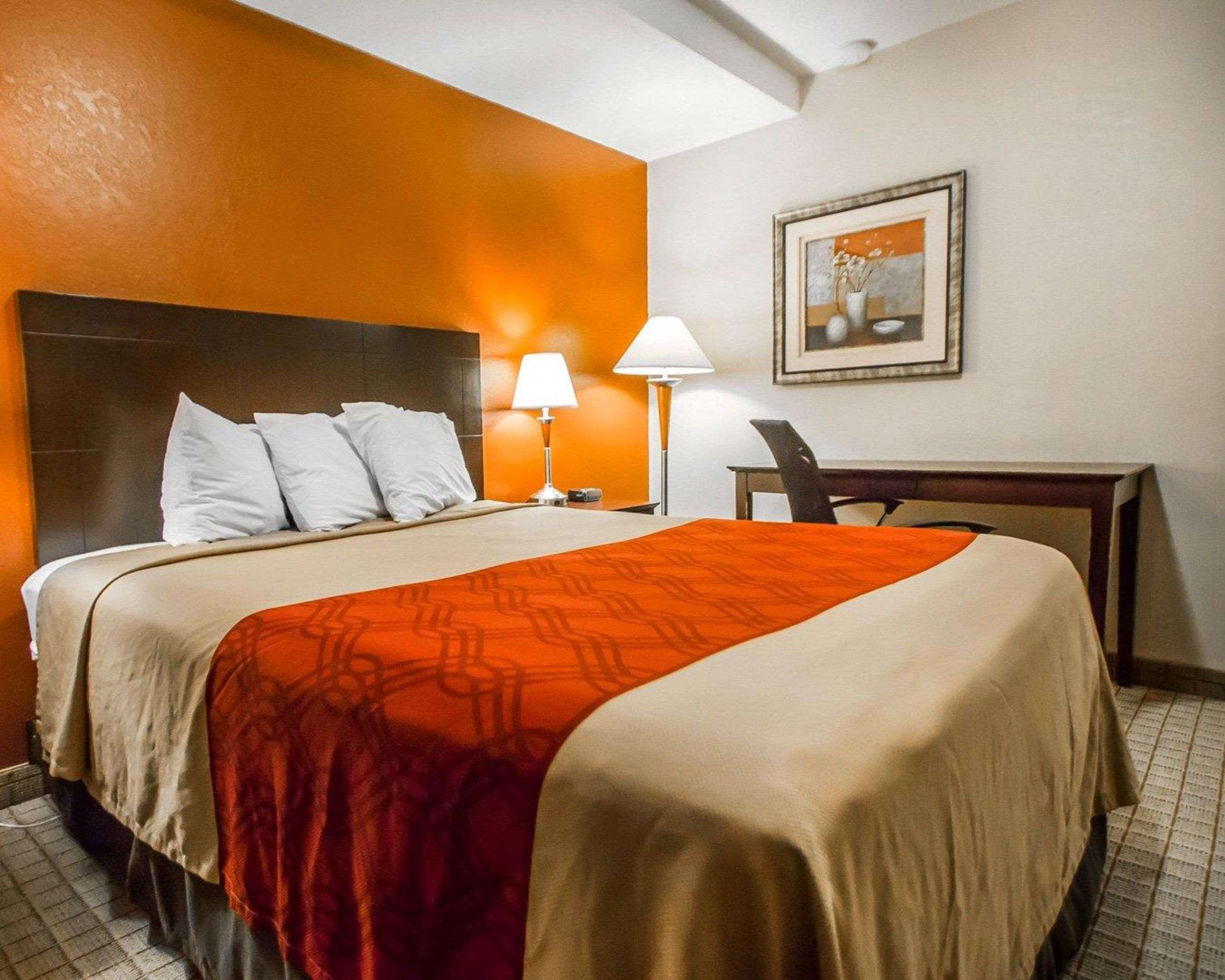 Econo & - Westbrook Hotel