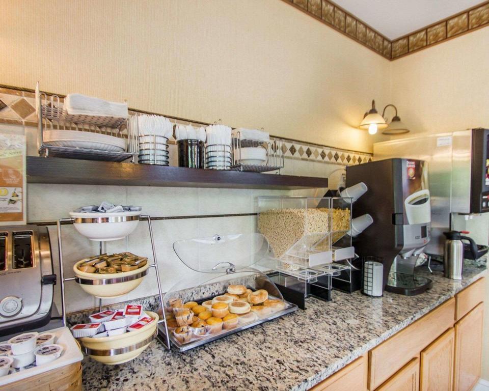 Econo & - Westbrook Hotel
