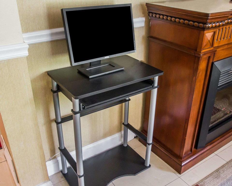 Econo Inn&suites Hotel