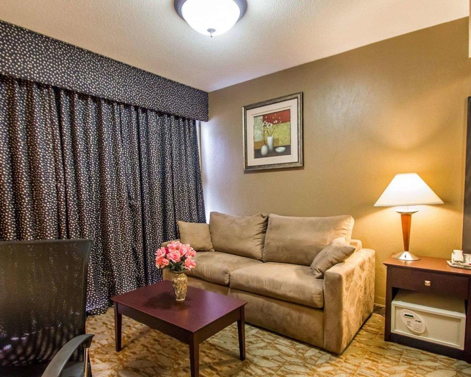 Econo Inn&suites Hotel