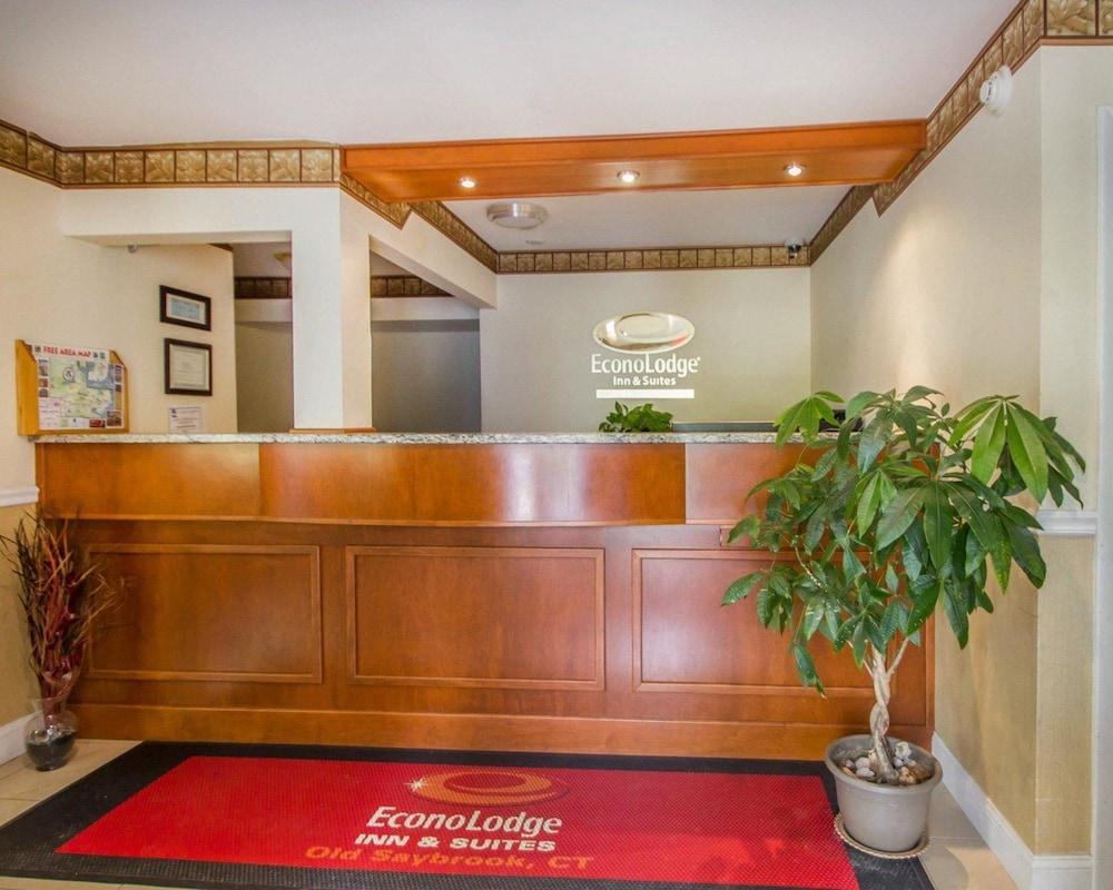 Econo Inn&suites Hotel