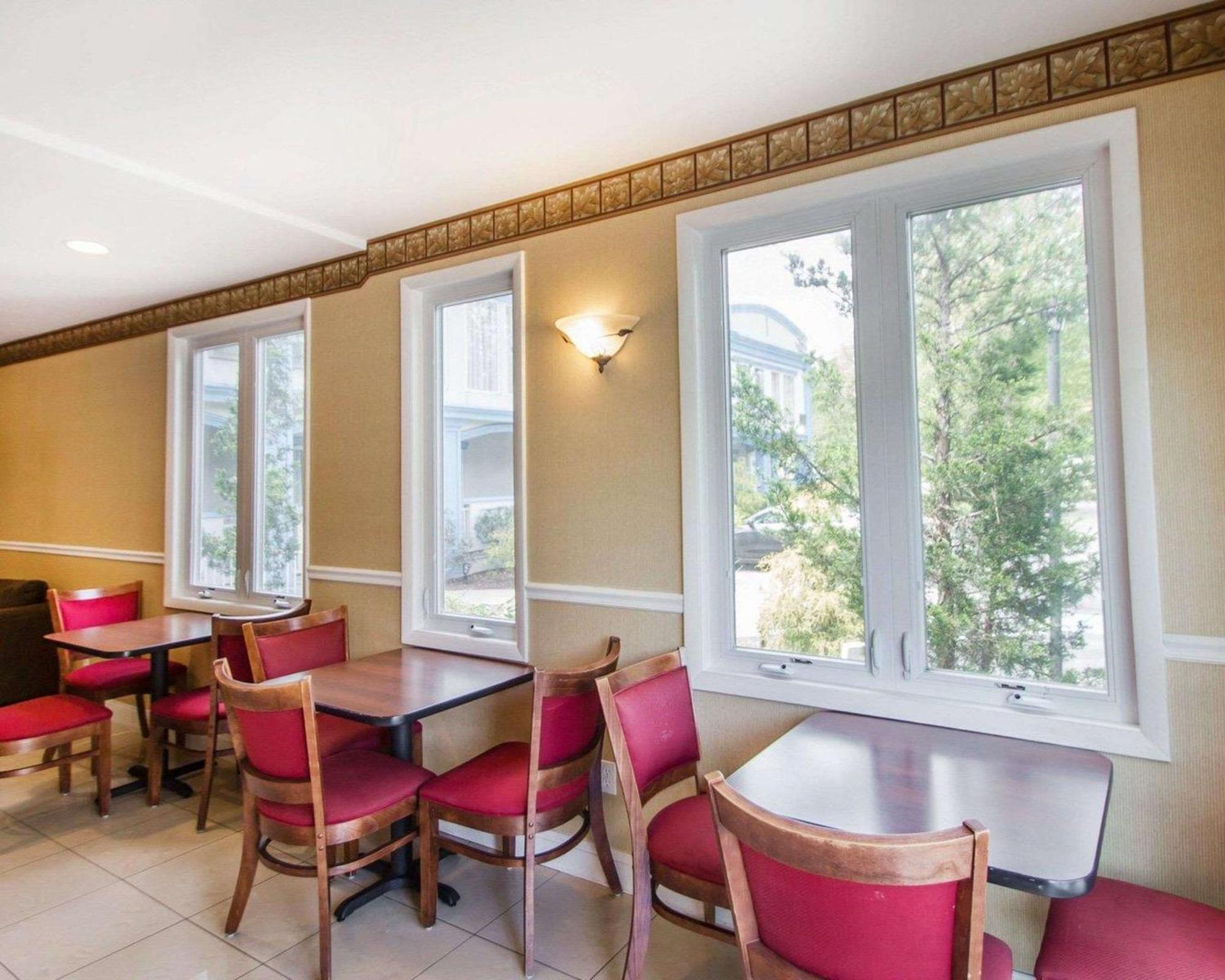 Hotel Econo Inn&suites 3*