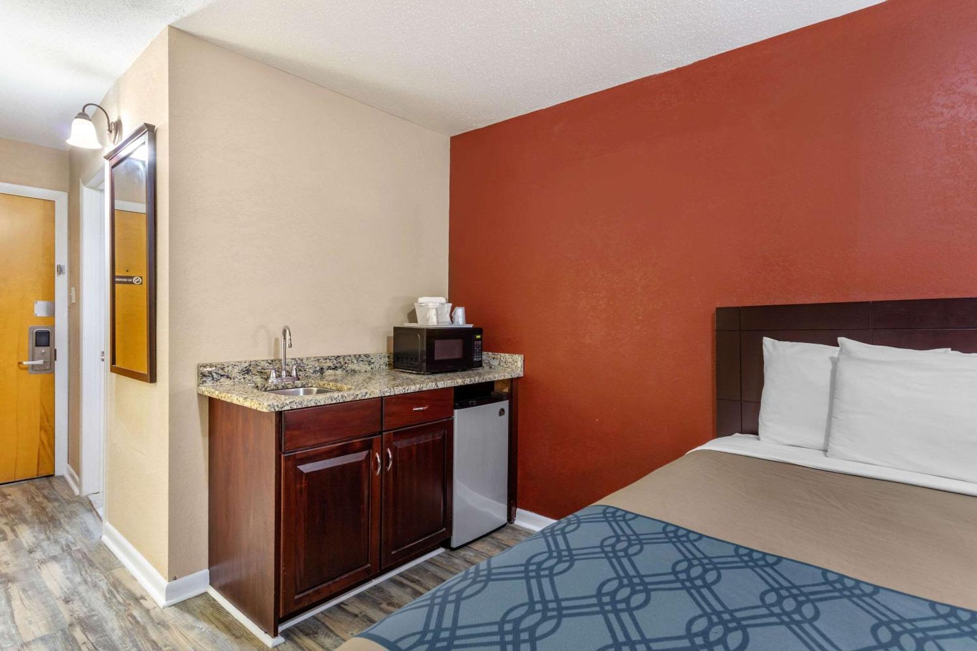 Econo Inn&suites Hotel