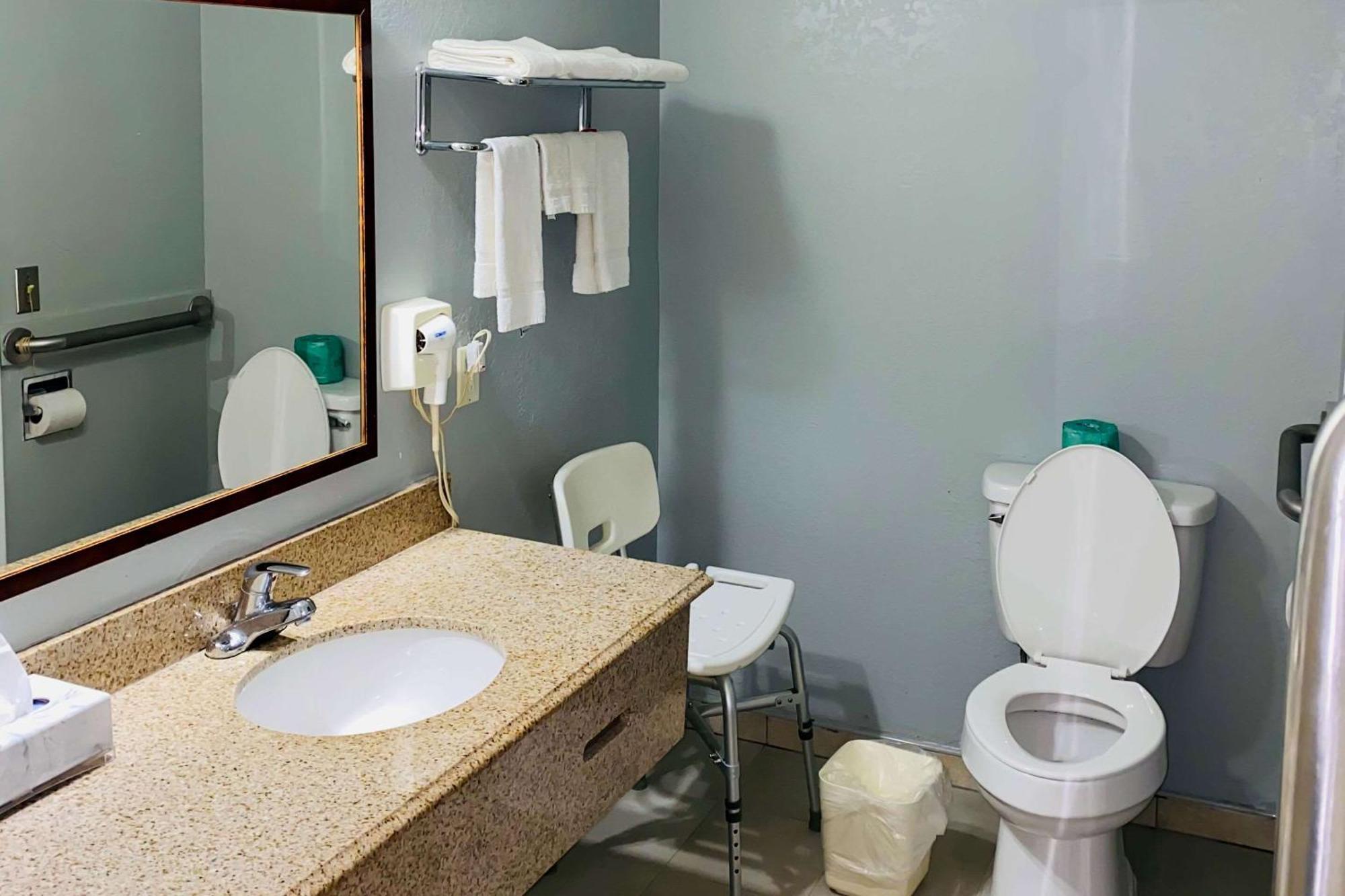 Hotel Econo & - Westbrook 3*
