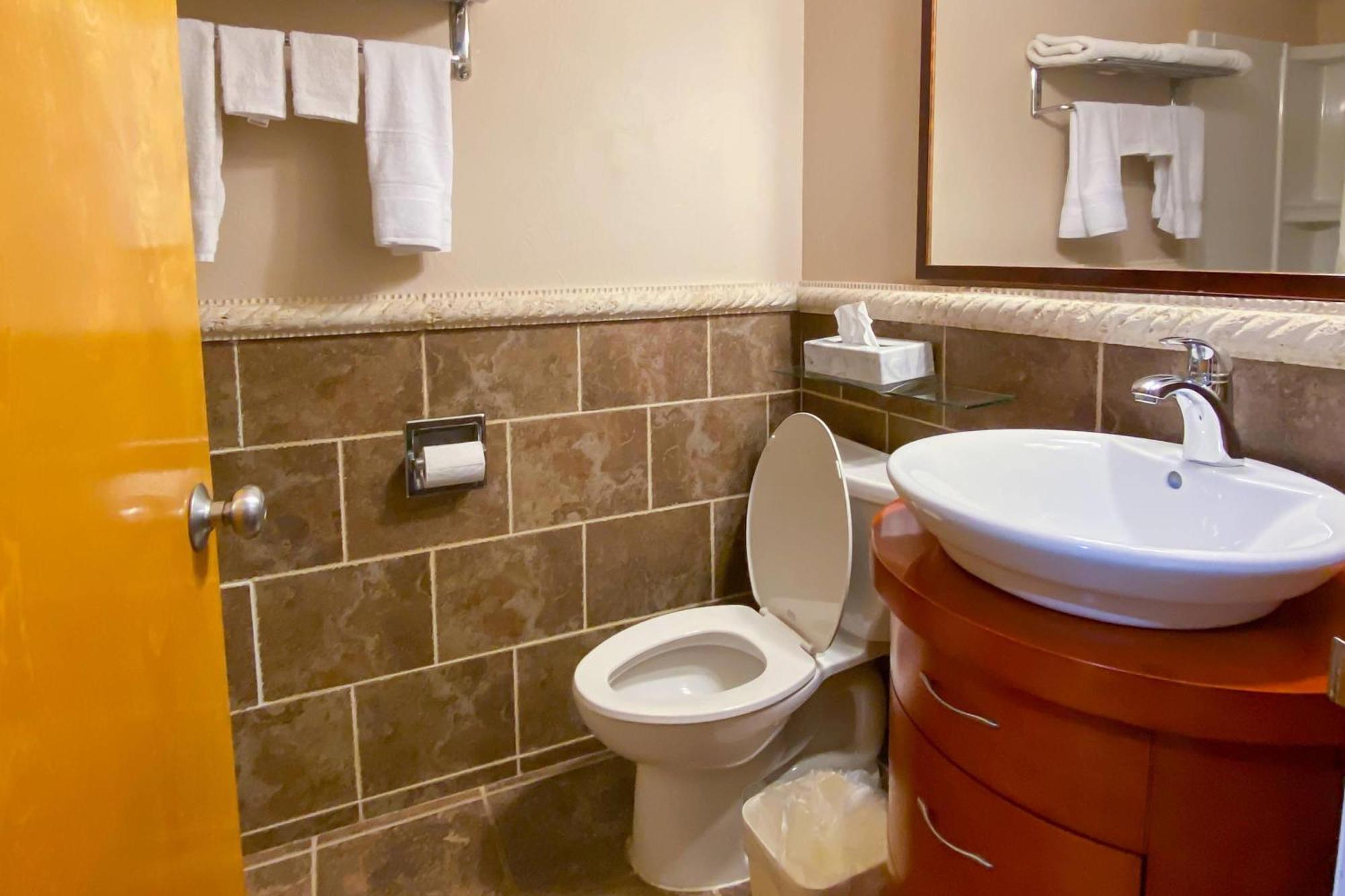 Econo Inn&suites Hotel
