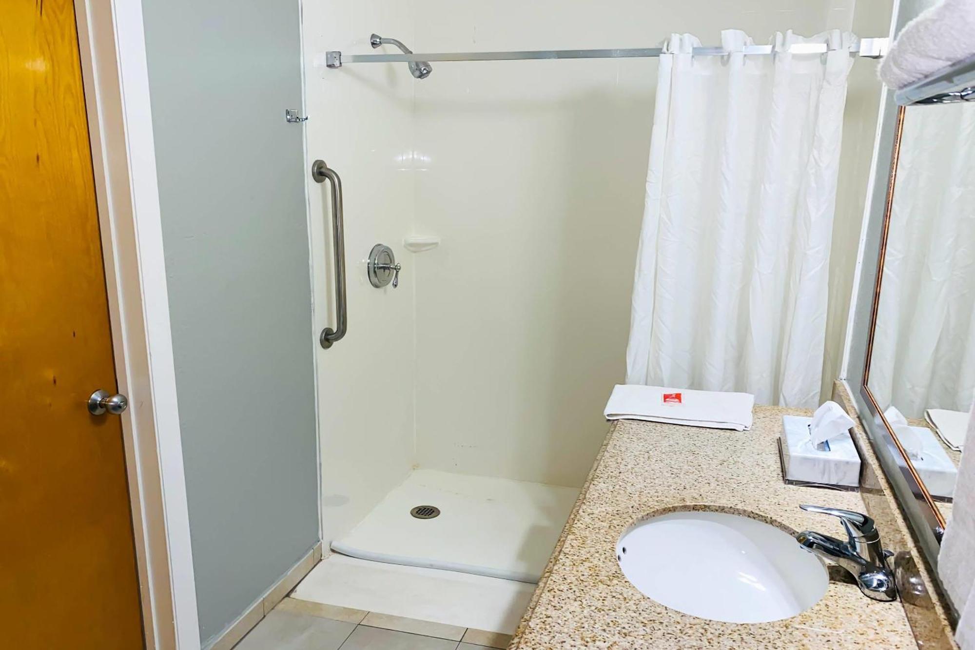 Econo Inn&suites Hotel 3*