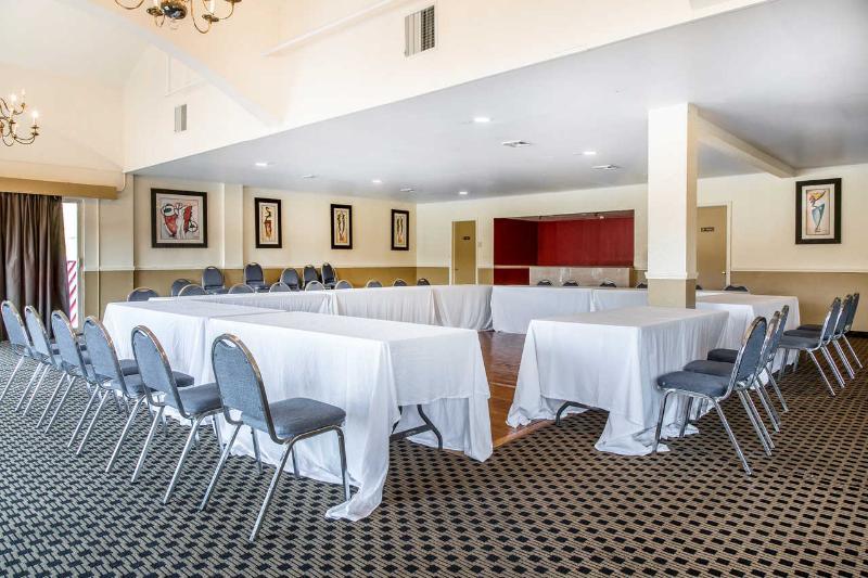 Econo & - Westbrook Hotel